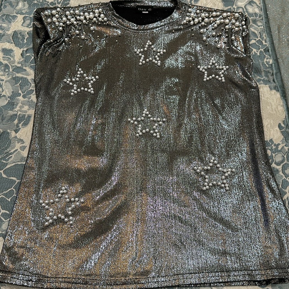 Metallic Star Pearl Top. - Picture 3 of 7